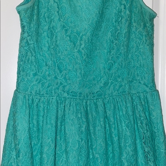 Mint lace dress - Picture 2 of 4